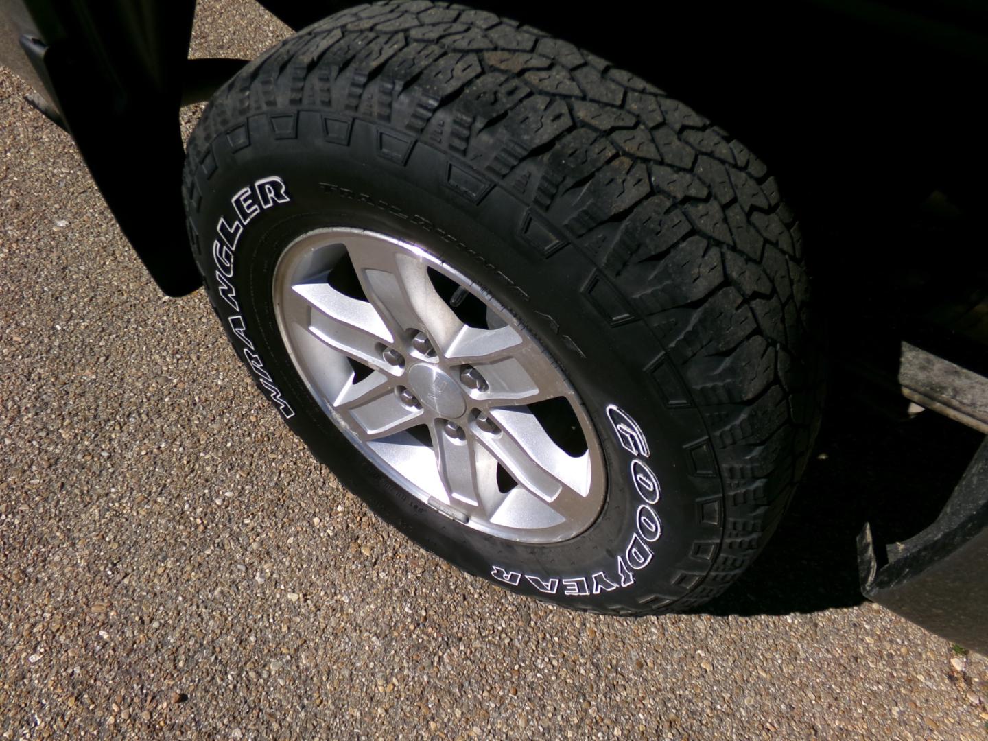 2012 Magna Steel Meetallic /Black GMC Sierra 1500 SLE Ext. Cab 4WD (1GTR2VE70CZ) with an 5.3L V8 OHV 16V FFV engine, 6-Speed Automatic transmission, located at 401 First NE, Bearden, AR, 71720, (870) 687-3414, 33.726528, -92.611519 - Photo#6